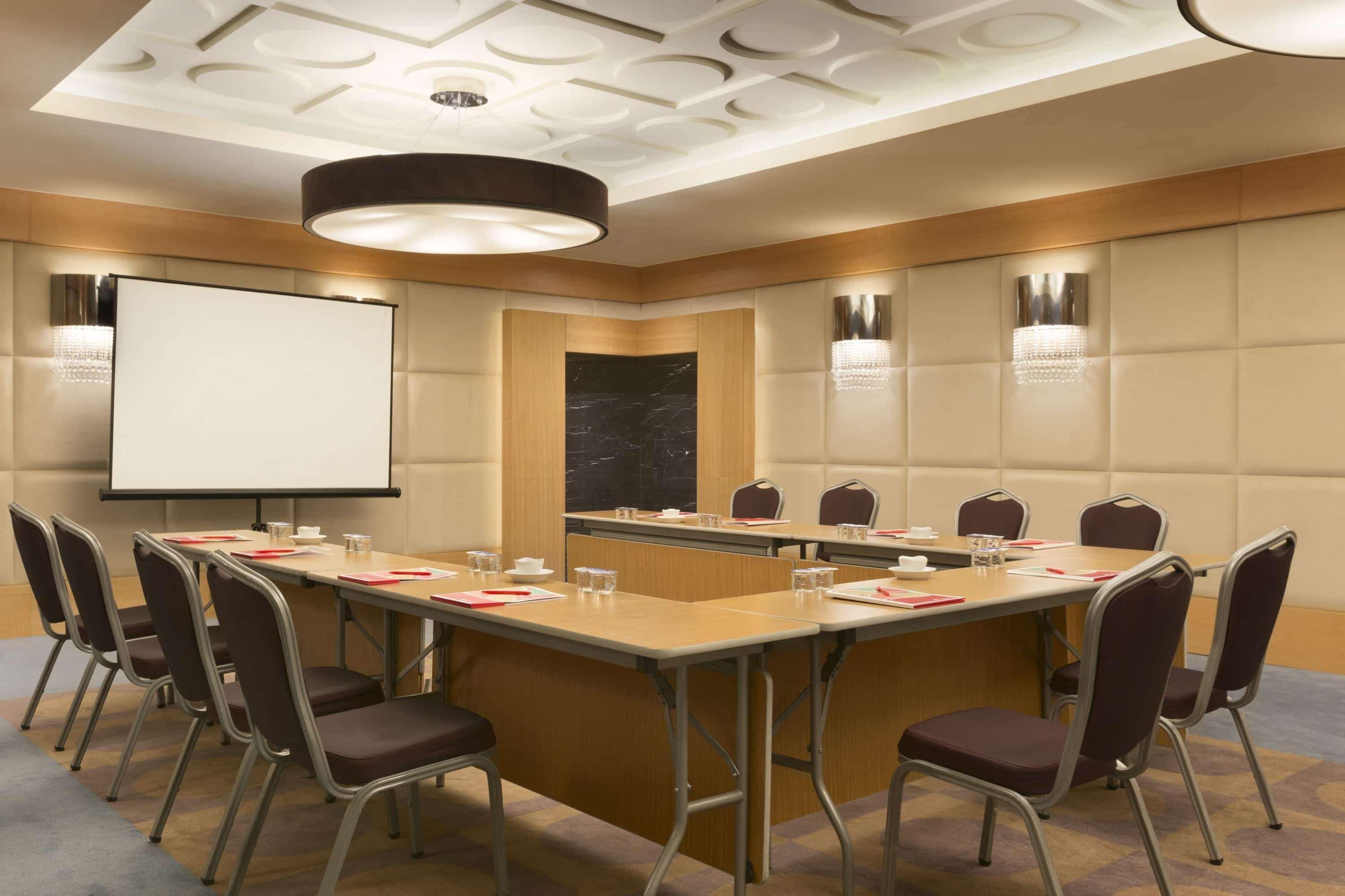 Ramada Plaza Antalya Hotel Екстериор снимка A meeting room