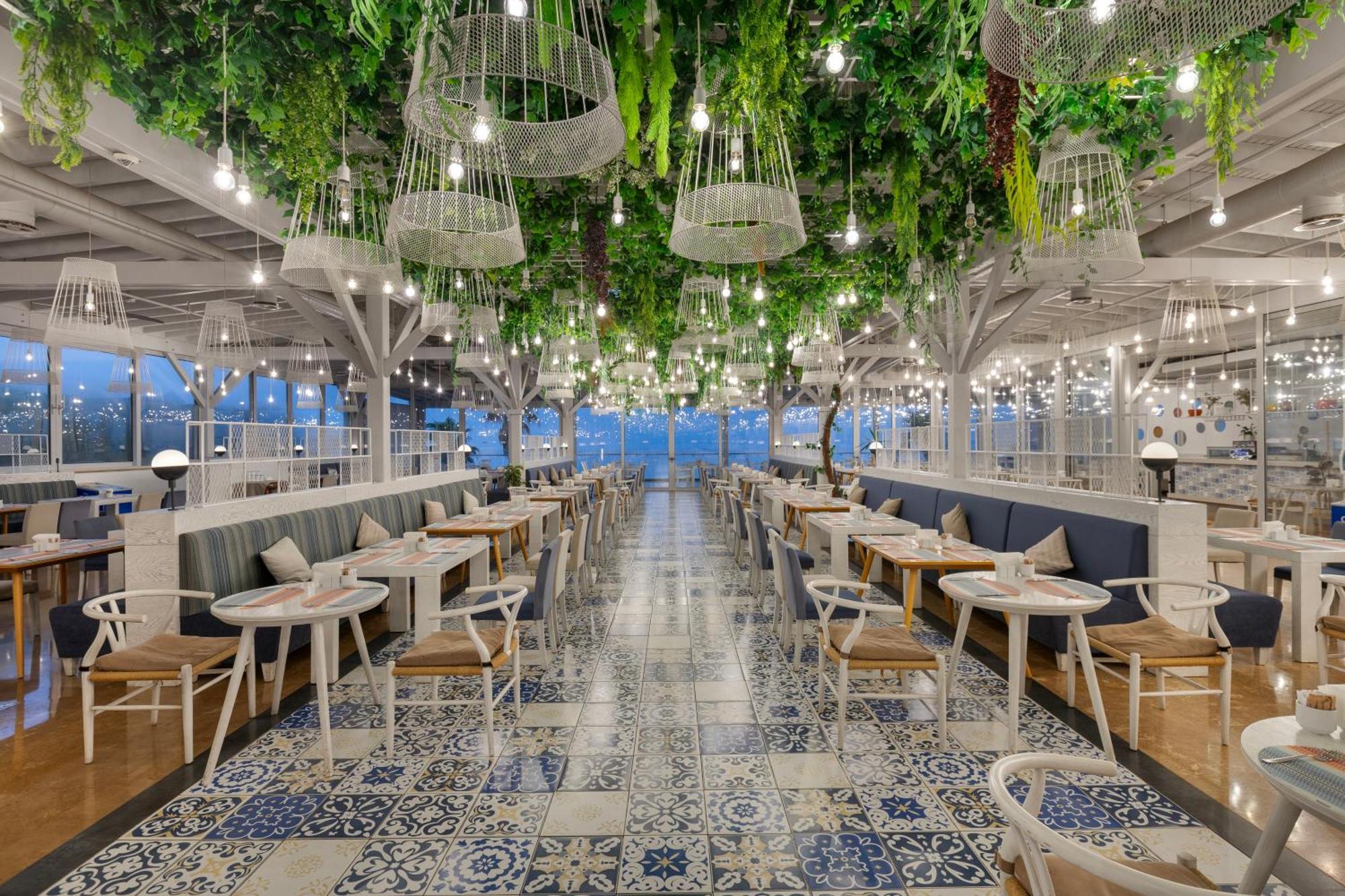 Ramada Plaza Antalya Hotel Екстериор снимка The interior of the restaurant
