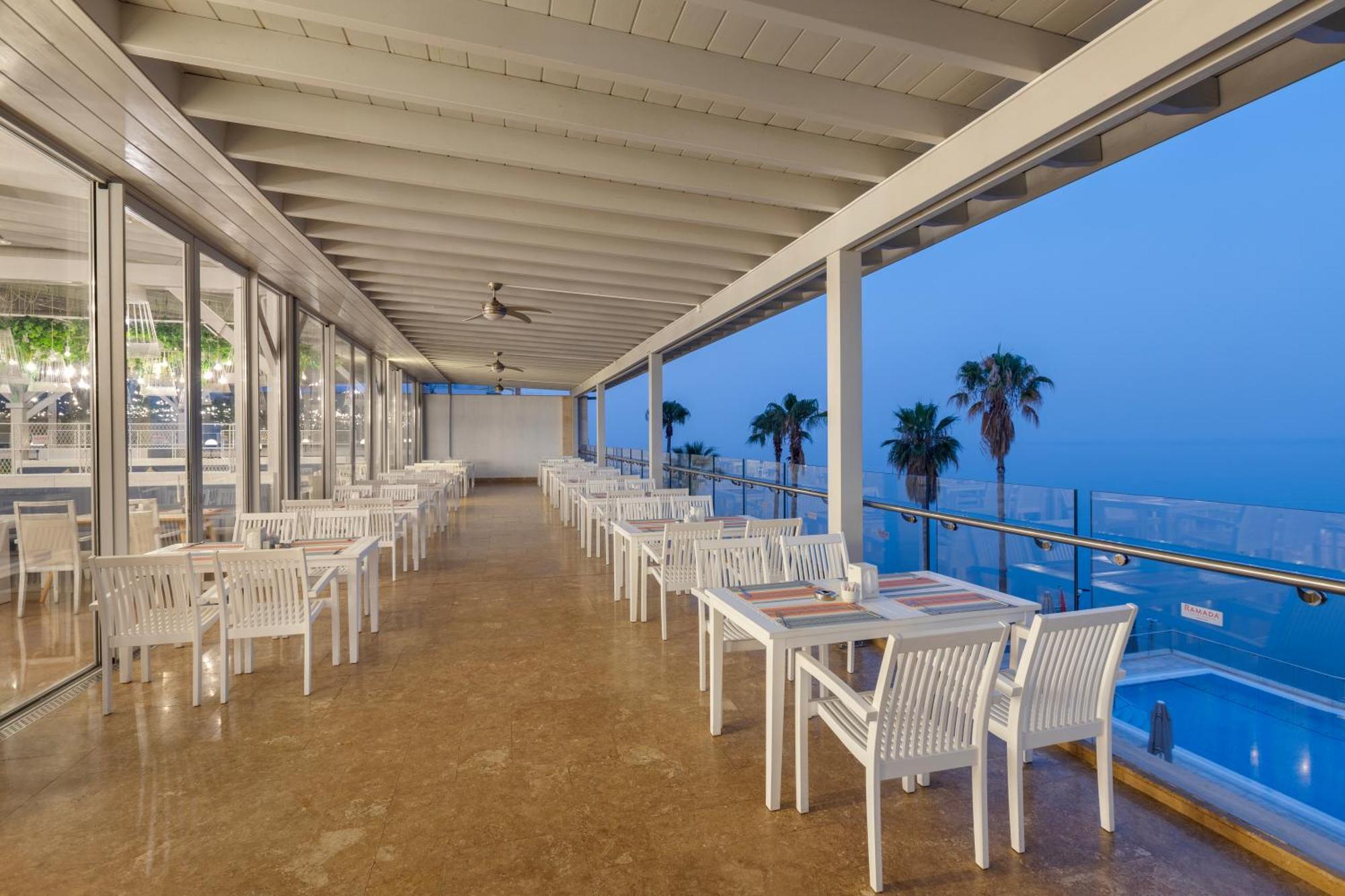 Ramada Plaza Antalya Hotel Екстериор снимка The restaurant