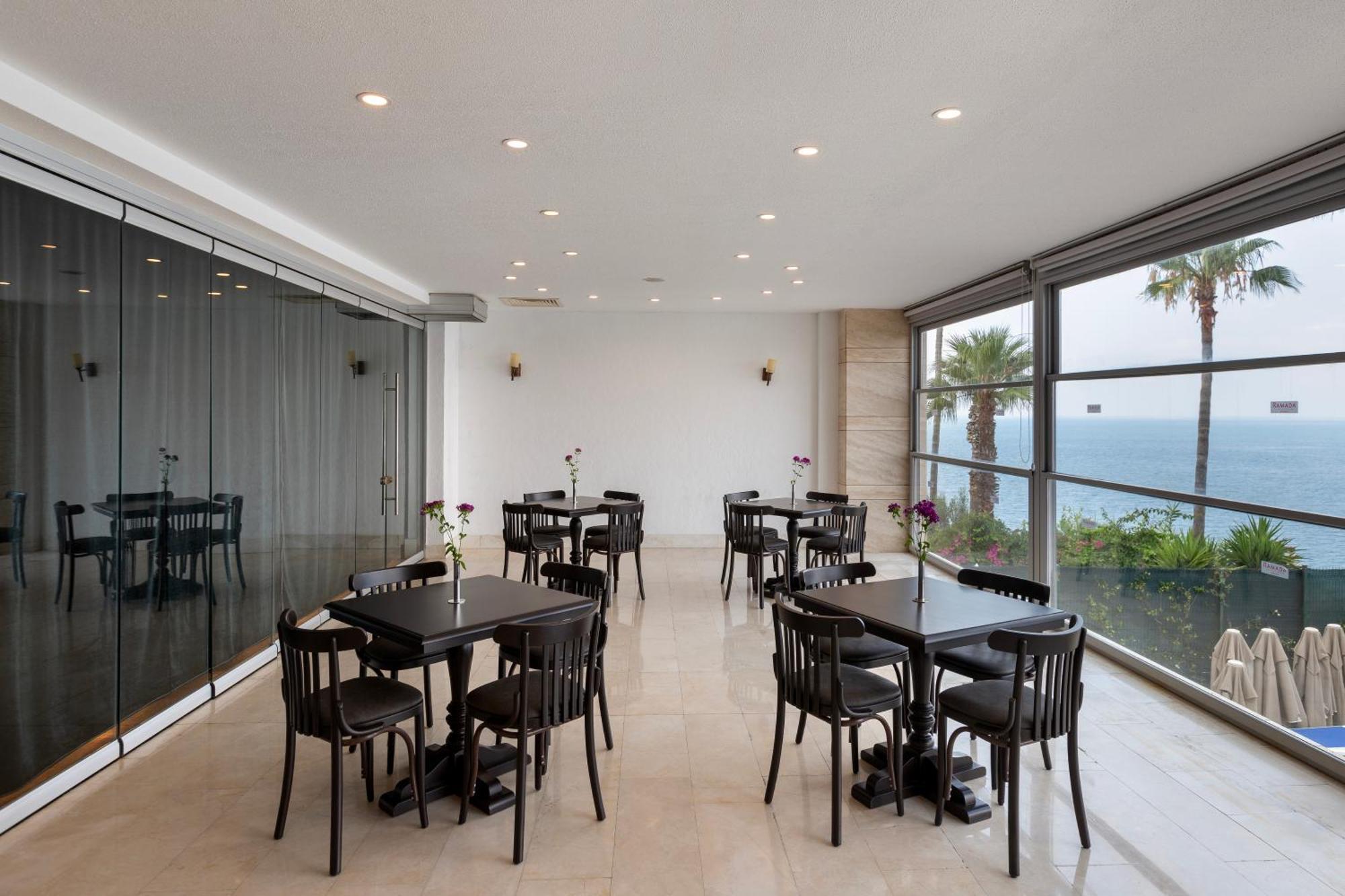 Ramada Plaza Antalya Hotel Екстериор снимка The dining room