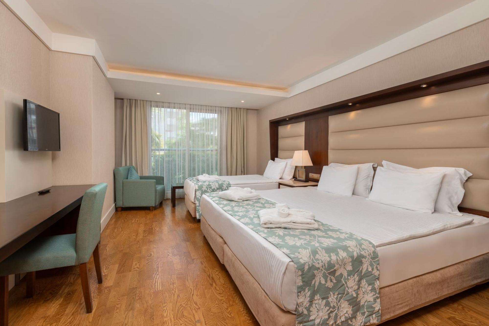 Ramada Plaza Antalya Hotel Екстериор снимка