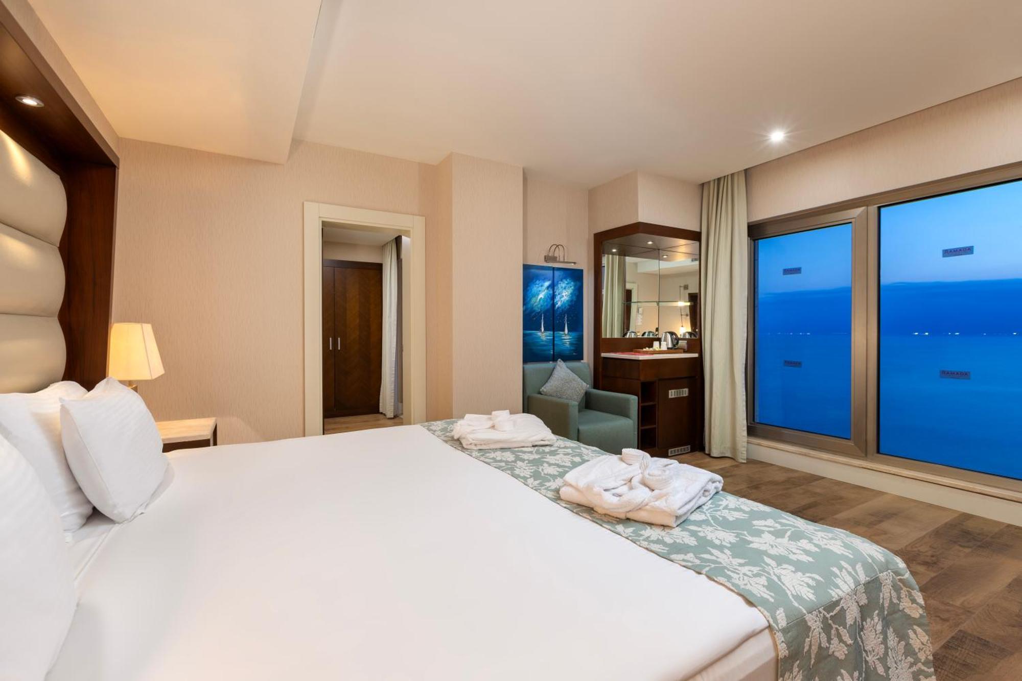 Ramada Plaza Antalya Hotel Екстериор снимка A bedroom at the hotel