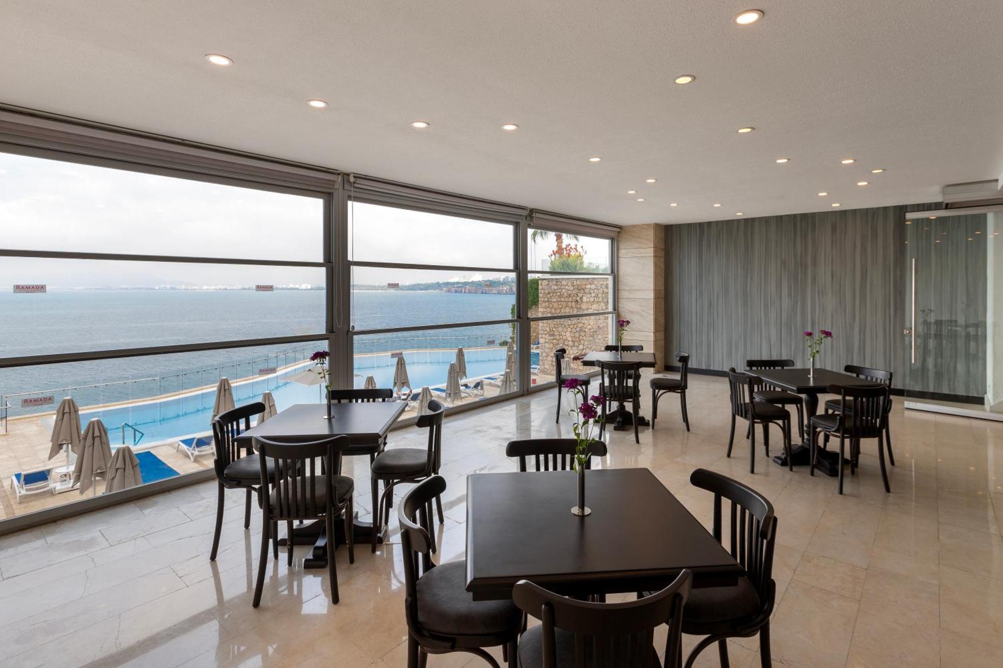 Ramada Plaza Antalya Hotel Екстериор снимка The restaurant