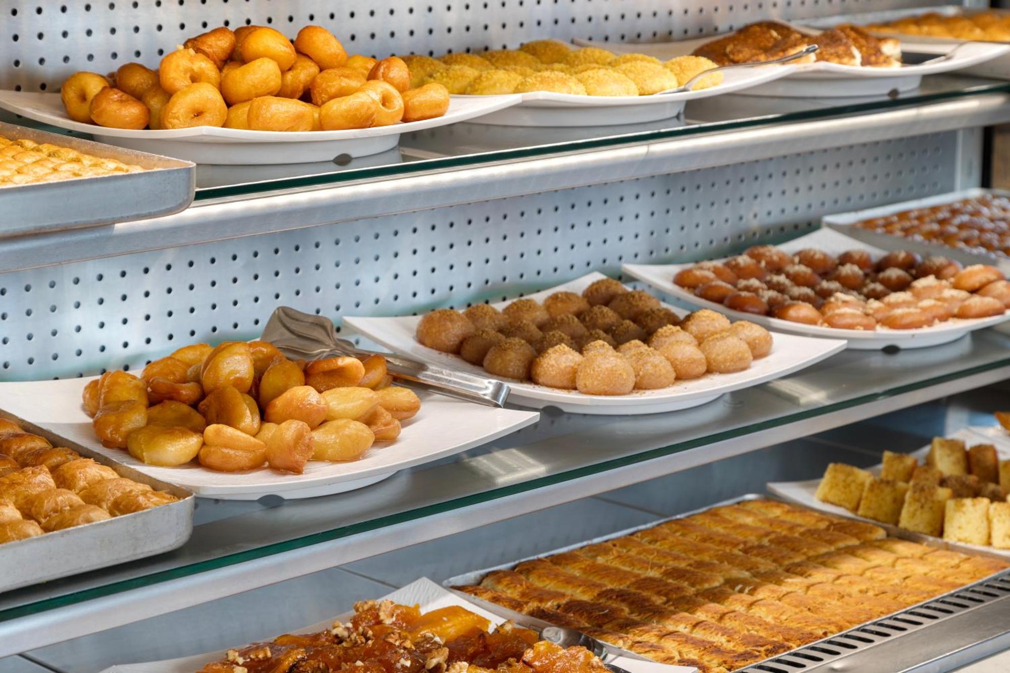 Ramada Plaza Antalya Hotel Екстериор снимка A display case of pastries