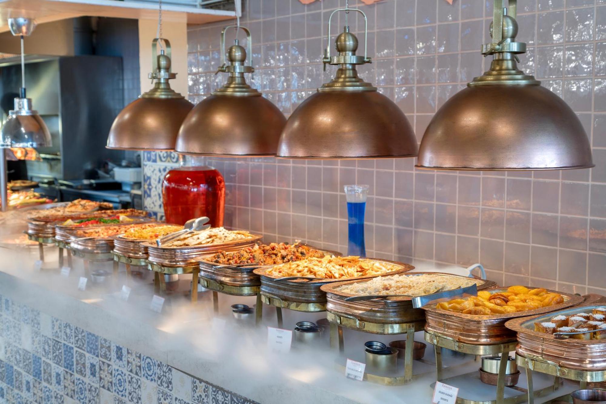 Ramada Plaza Antalya Hotel Екстериор снимка A buffet at a restaurant