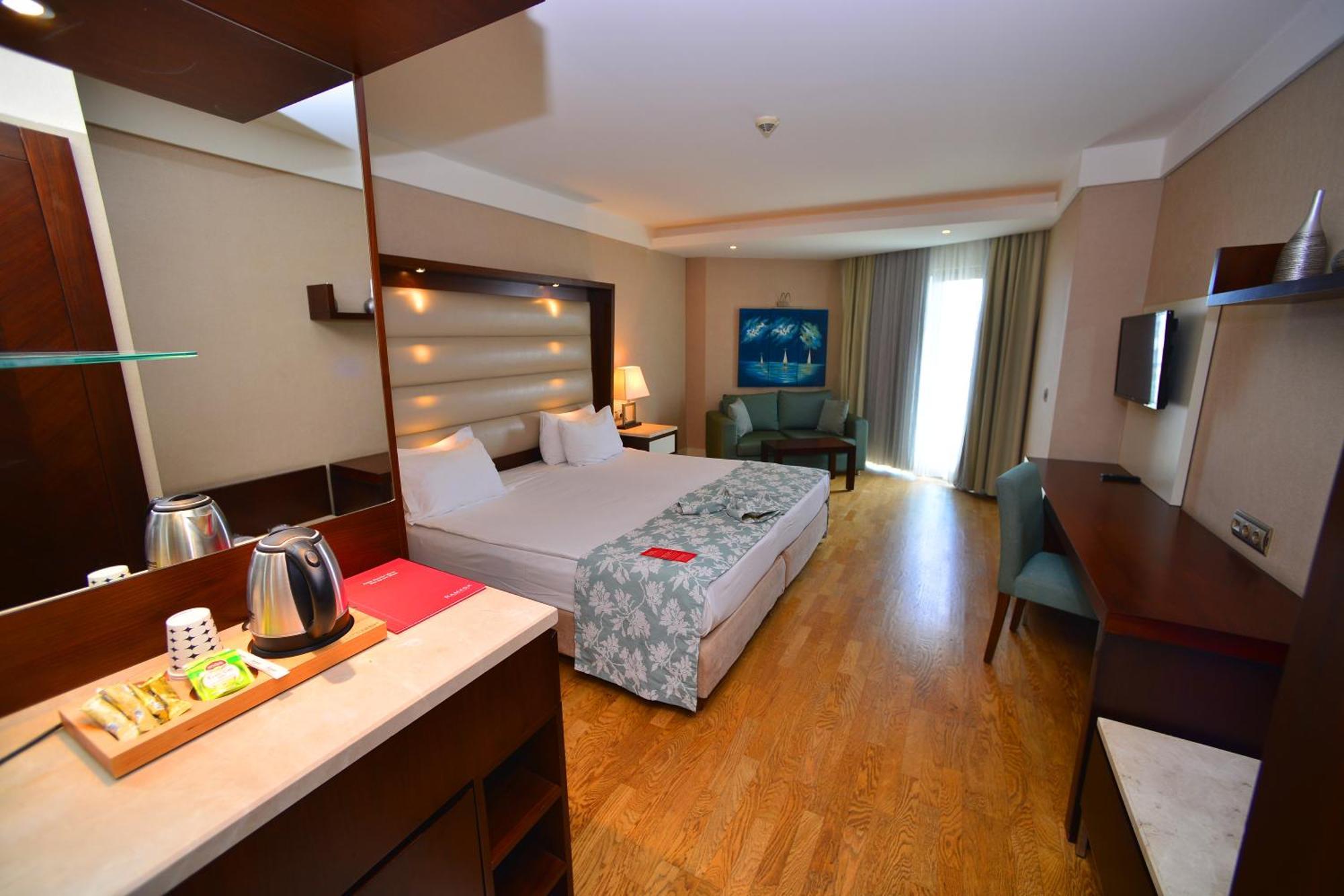 Ramada Plaza Antalya Hotel Екстериор снимка