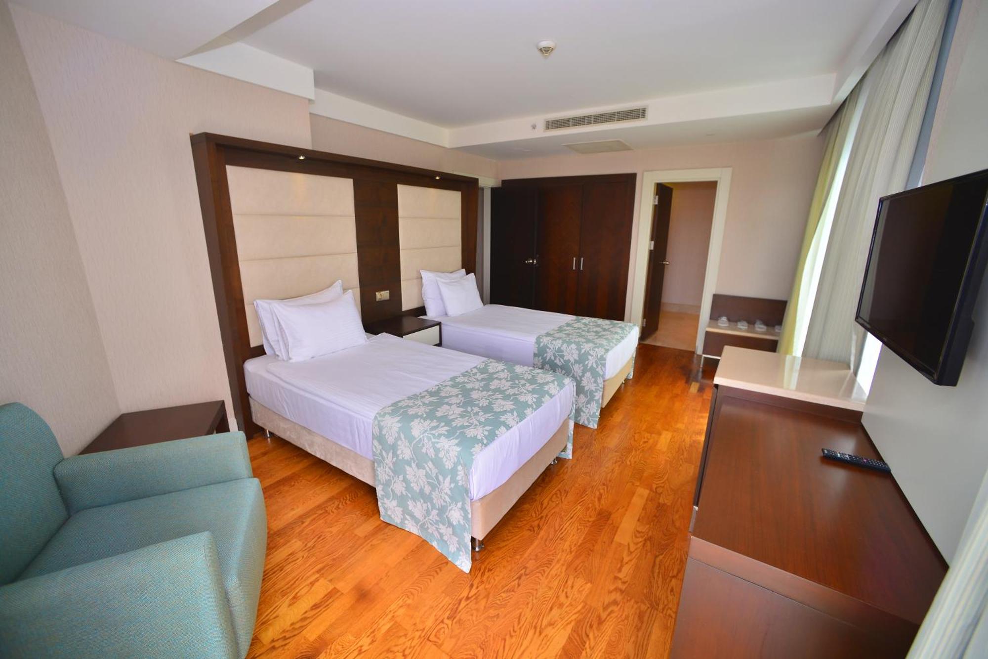 Ramada Plaza Antalya Hotel Екстериор снимка