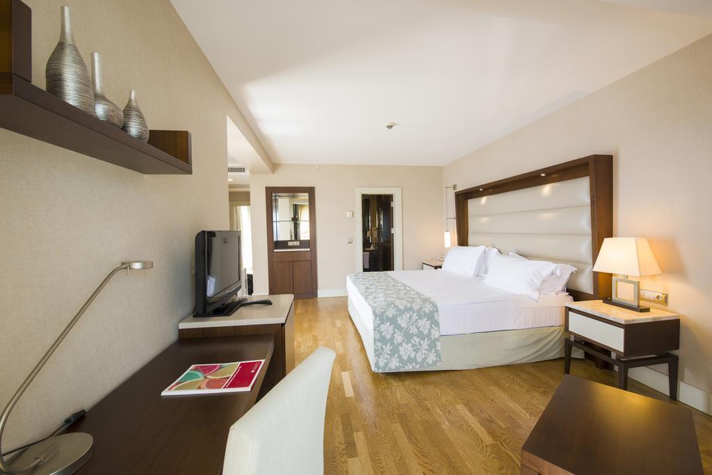 Ramada Plaza Antalya Hotel Екстериор снимка A room at the hotel